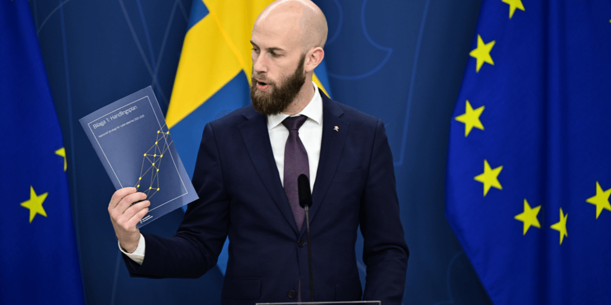 Det satsas på försvaret för cybersäkerhet just nu, säger Carl-Oskar Bohlin, minister för civilt försvar. (Foto: Magnus Lejhall/TT)