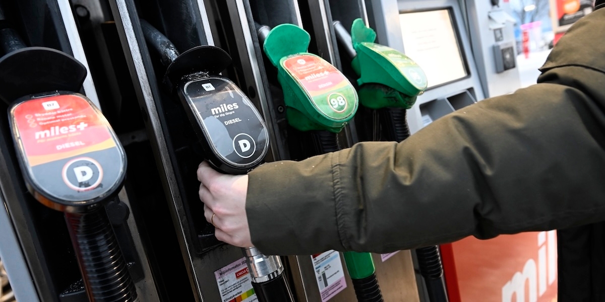 Hälften av svensk bensin och diesel kommer från okända länder – och har ofta ryskt ursprung.