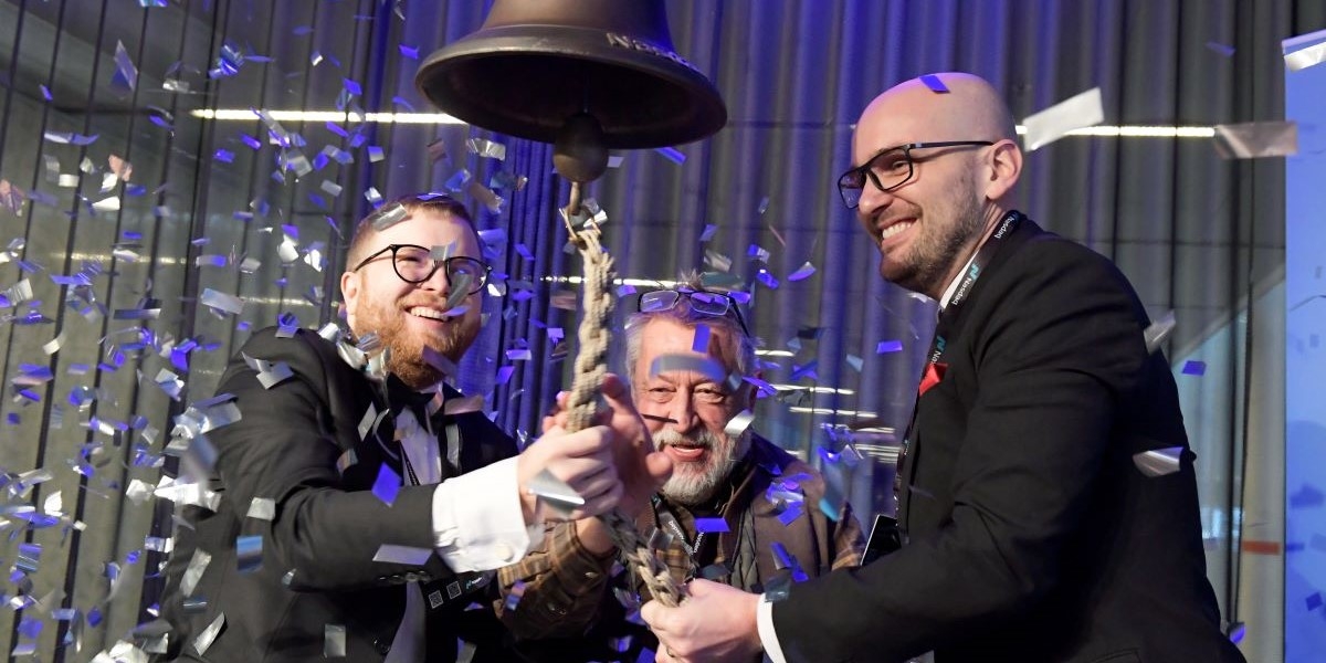 Det råder noteringsfeber på Stockholmsbörsen 2025. På bilden Leif GW Persson vid en klockringning från 2018 när det också rådde en noteringsvåg på börsen.