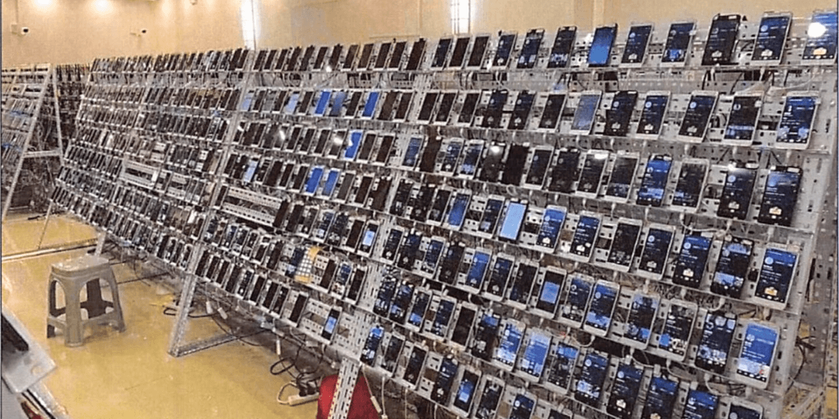 Chen själv förvarade dokument som beskrev "phone farms", automatiserade callcenter som användes för att utföra bedrägerier med kryptovalutor och annan cyberbrottslighet, vilket illustreras av bilden. (Foto: Amerikanska Justitiedepartementet)