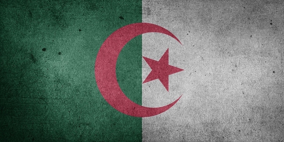 Algeriet balanserar fossilt och förnybart.