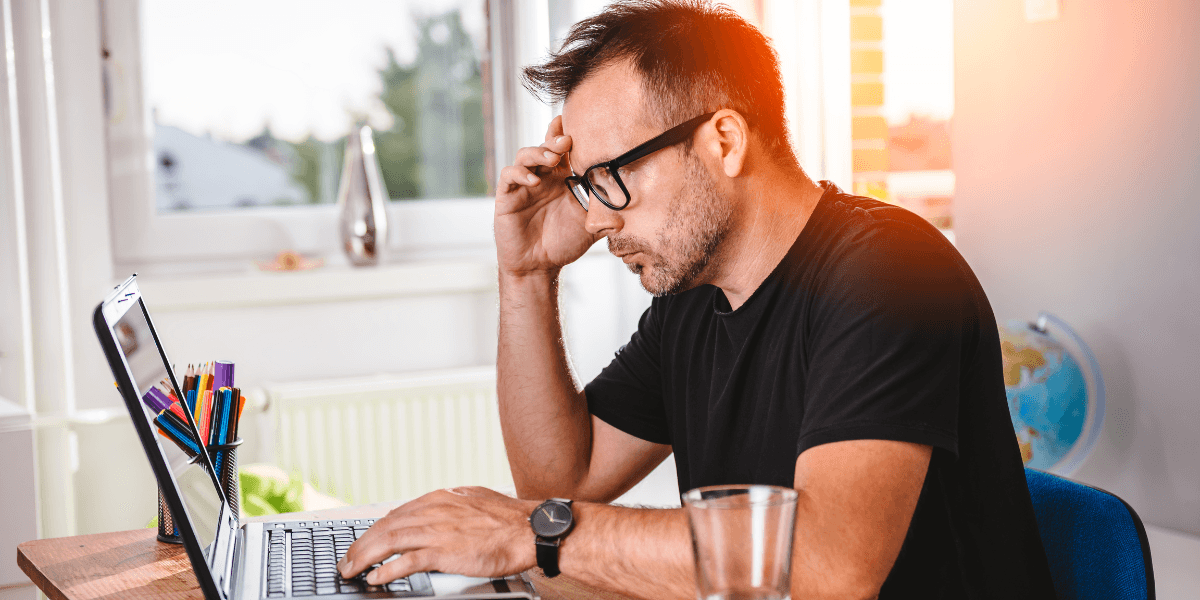 Där sitter du och ska göra ett arbetstest men i själva verket får du skadlig kod. (Foto: Canva)