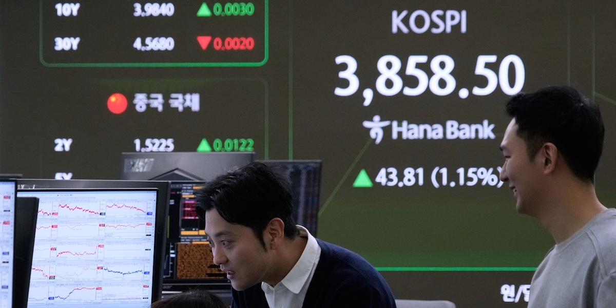 Valutahandlare följer börsutvecklingen i Seoul. Sydkoreas KOSPI-index har stigit över 70 procent i år, en av världens starkaste uppgångar.