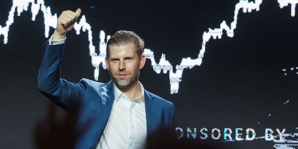 Eric Trump, son till USA:s president, vid ett Bitcoin-event i Asien under augusti. Sedan dess har valutan både slagit rekord och haft en av sina sämre månader.