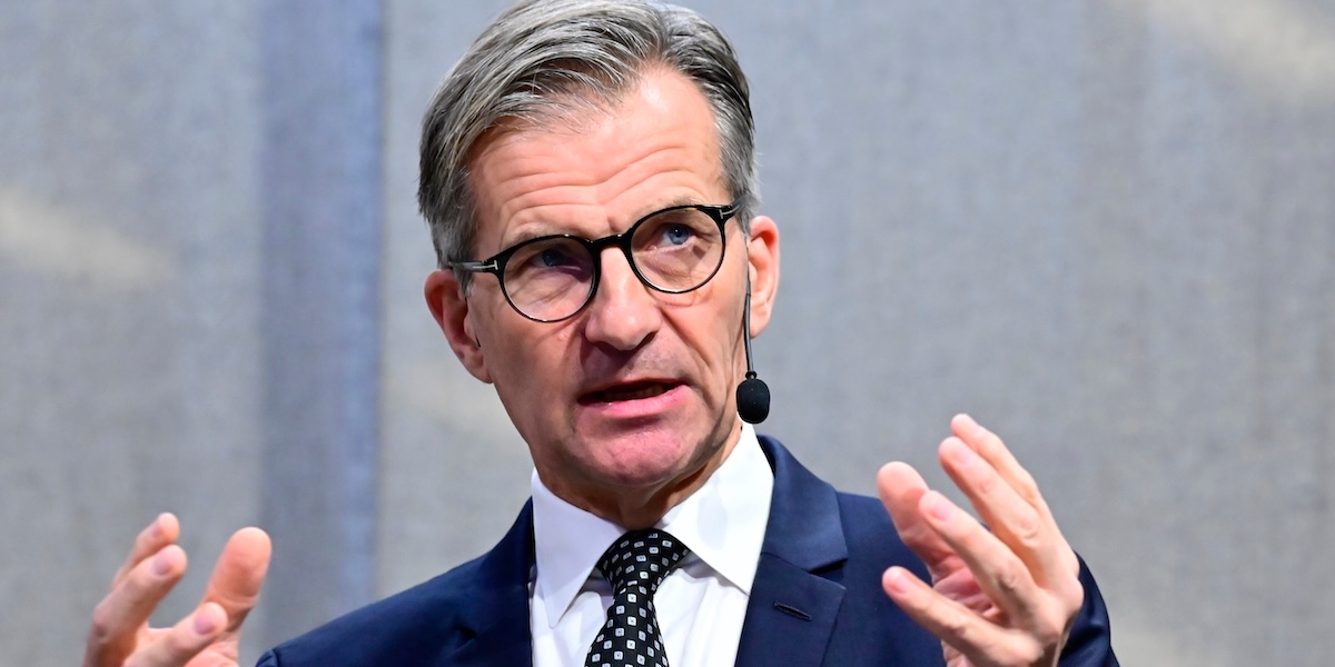 Riksbankschef Erik Thedéen håller upp händerna under presskonferens