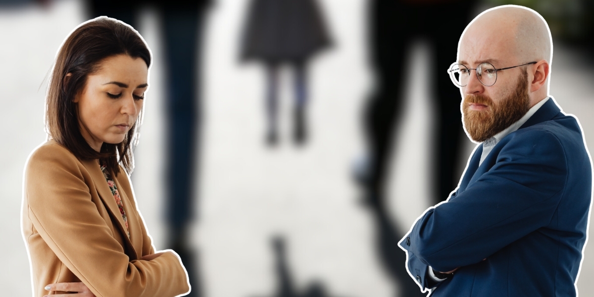 En kvinna och en man står mittemot varandra med armarna i kors, med suddiga personer och ett barn i bakgrunden. Bilden illustrerar olika perspektiv på föräldraledighet och karriär.