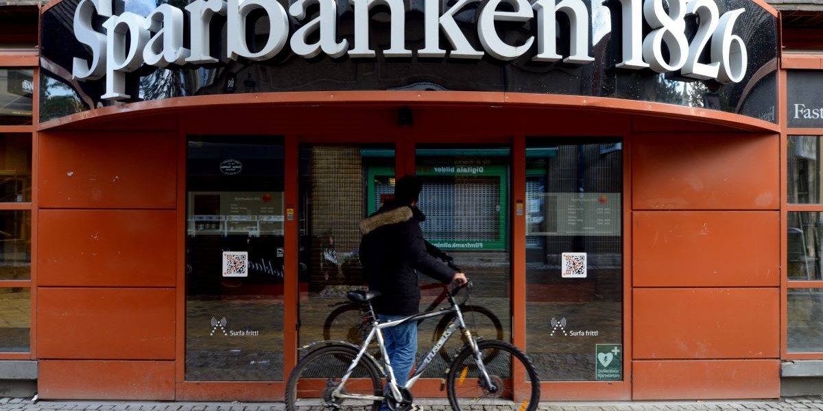 Bankkontoret blir en allt mer ovanlig syn i stadsbilden. Och det slår särskilt mot Sveriges minst företag visar forskning från Handelshögskolan.