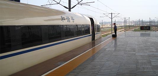 Kinas magnettåg har redan gått några år dels i Beijing och dels i Changsha. När fördelarna med magnettågen uppenbaras för den svenska allmänheten kommer det troligen slå ut dagens järnväg, skriver Mats Lönnerblad.