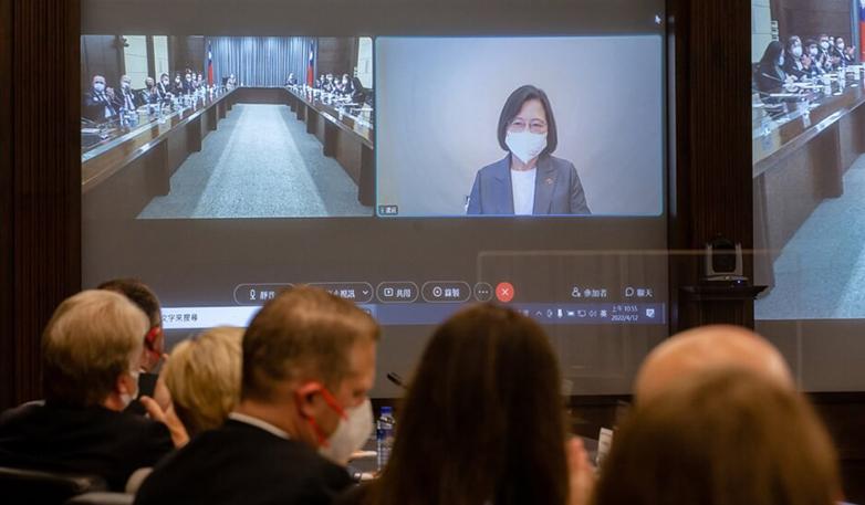 Taiwans president Tsai Ing-wen i möte med svenska riksdagsledamöter om direktflyg mellan Taiwan och Sverige. Foto: Office of the President – ROC