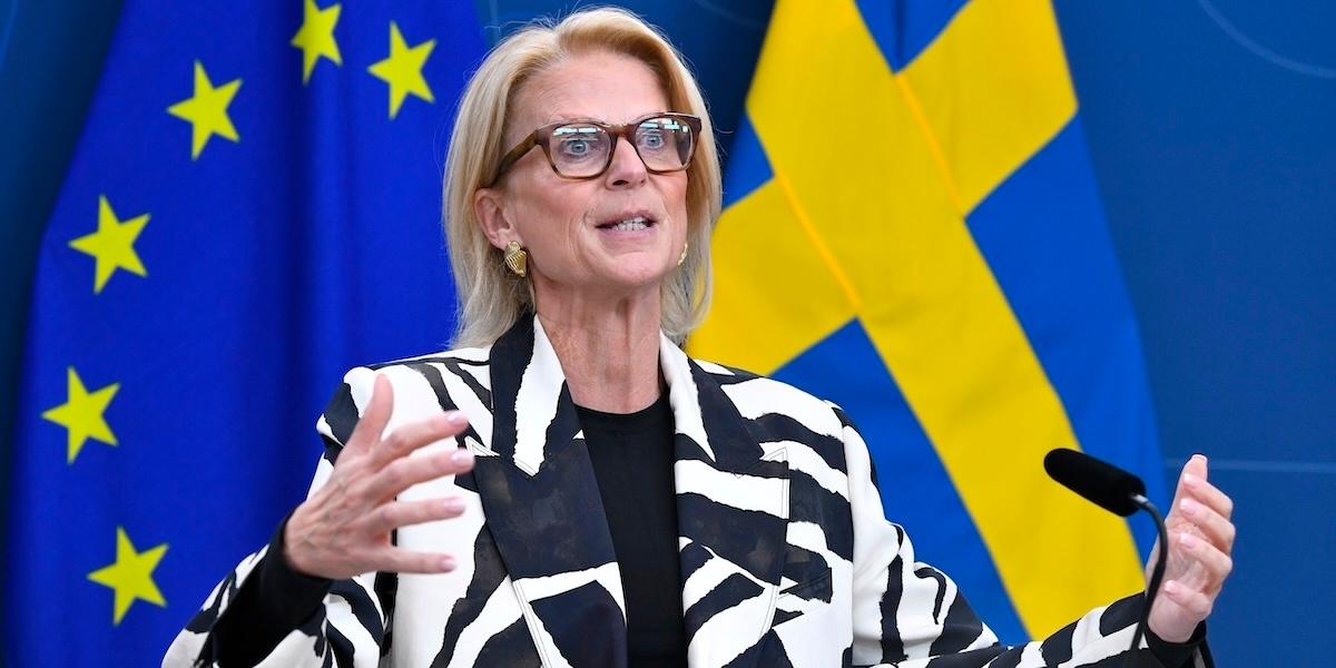 Finansminister Elisabeth Svantesson lägger fram höstbudgeten med skattesänkningar under måndagen.