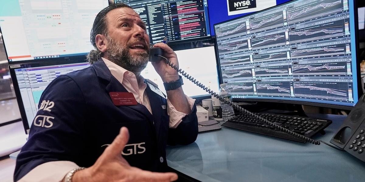 Tech brukar sägas ligga bakom succén på Wall Street men den riktiga orsaken kan vara sparande i indexfonder.