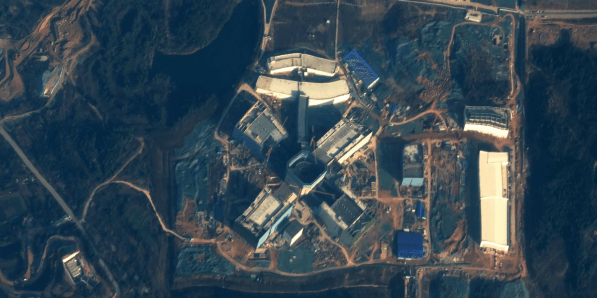 Den gigantiska X-formade byggnaden i Kina upptäcktes av en satellit. (Bild: Planet Labs PBC)