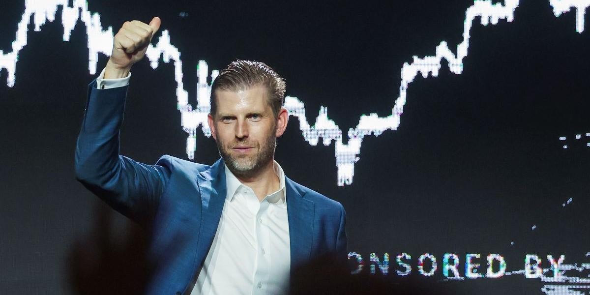 Eric Trump, son till USA:s president, vid ett Bitcoin-event i Asien under augusti. Sedan dess har valutan både slagit rekord och haft en av sina sämre månader.