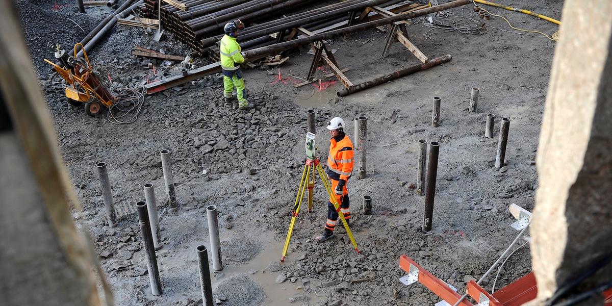Byggnadsarbetare på ett bostadsbygge