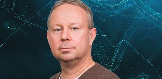 Banker kommer i framtiden att förmedla tjänster snarare än att själva erbjuda tjänster, skriver Rolf Hall på Salesforce på Realtids debattsida. Foto: Montage Salesforce/Nina Ž./Unsplash.