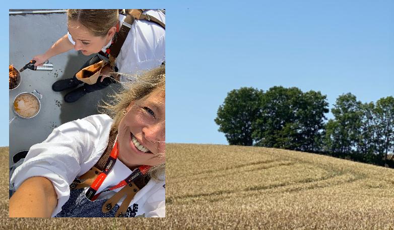 Agnes Fällman och Lisa Lönner röker på en mässa i Göteborg