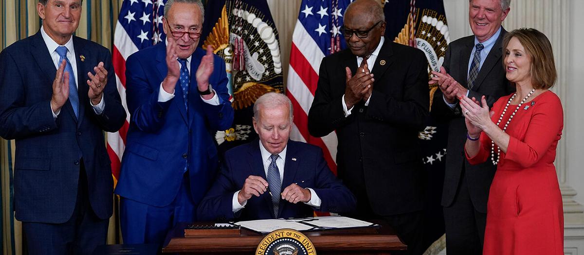 USA:s president Joe Biden har undertecknat reformpaketet. Foto: TT
