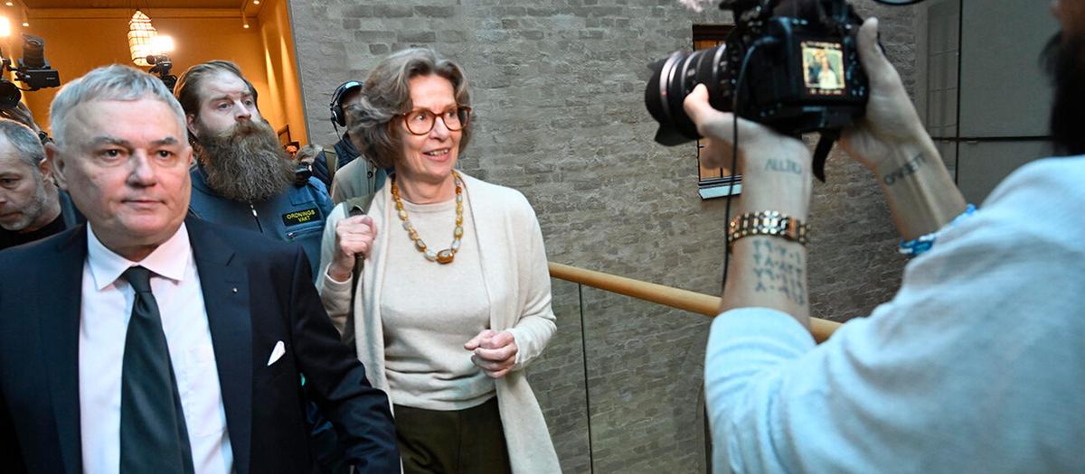 Per E Samuelsson på väg in till Stockholms tingsrätt. Foto: TT