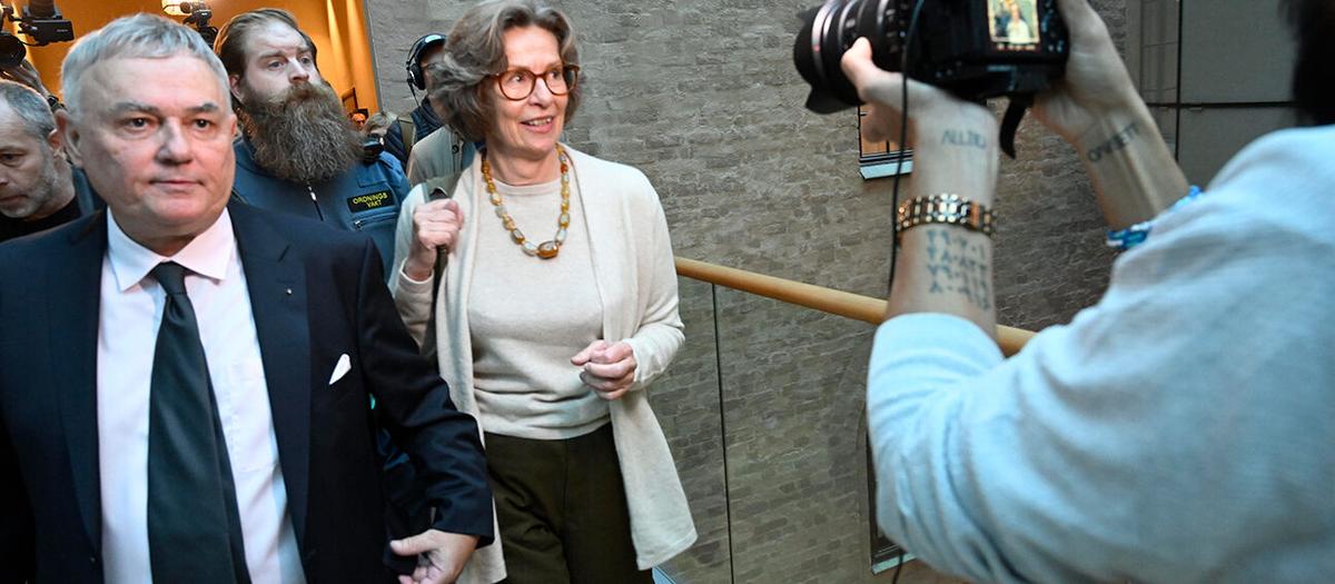 Försvarsadvokat Per E. Samuelsson försvarsadvokat och Birgitte Bonnesen när rättegången inleddes. Foto: TT