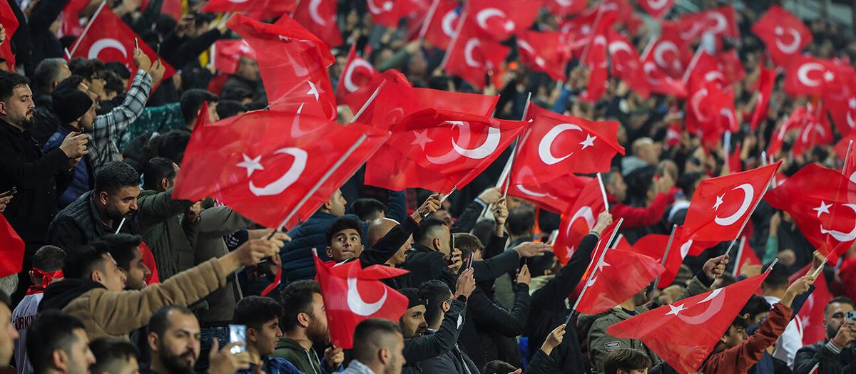Turkiska supportrar viftar med turkiska flaggor på läktaren under en vänskapsmatch mellan Turkiet och Tjeckien i 19 november. Foto: TT