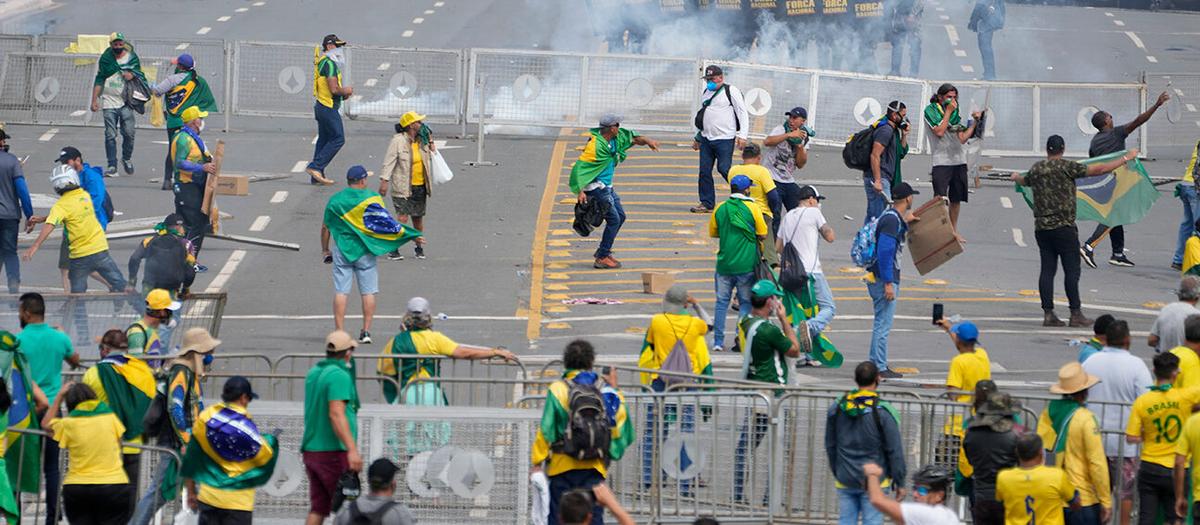 Demonstranter, anhängare av Brasiliens tidigare president Jair Bolsonaro, stöter ihop med polisen när de stormar Planaltopalatset i Brasilia, Brasilien, på söndagen. Planalto är den officiella arbetsplatsen för Brasiliens president. Foto: TT