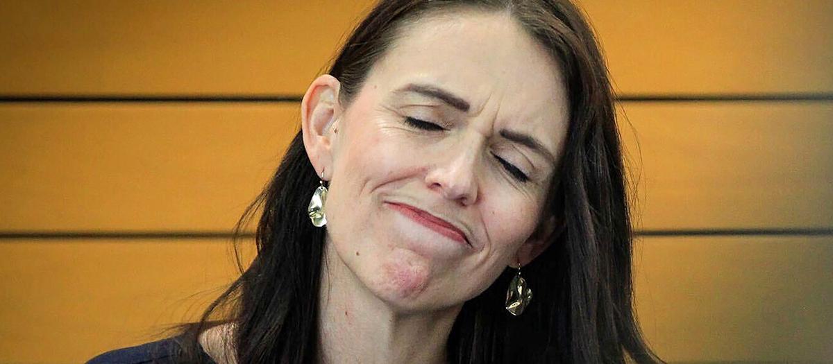 Nya Zeelands premiärminister Jacinda Ardern grimaserar när hon tillkännager sin avgång vid en presskonferens i Napier, Nya Zeeland. Ardern kämpade mot tårarna och sa till reportrar på plats att den 7 februari kommer att bli hennes sista dag på kontoret. Foto: TT