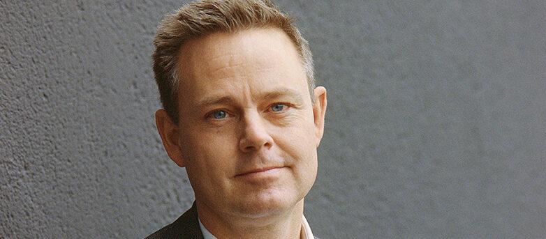 "I likhet med den bedömning Konjunkturinstitutet gör är vår bedömning att inflationen kommer att vara väsentligt mycket lägre mot slutet av detta år och att vi också går in i en lågkonjunktur, vilket talar för att styrräntan behöver sänkas mot slutet av året. Från mitten av 2024 är vår bedömning att styrräntan är nere på 2 procent", säger Robert Boije, chefsekonom på SBAB.