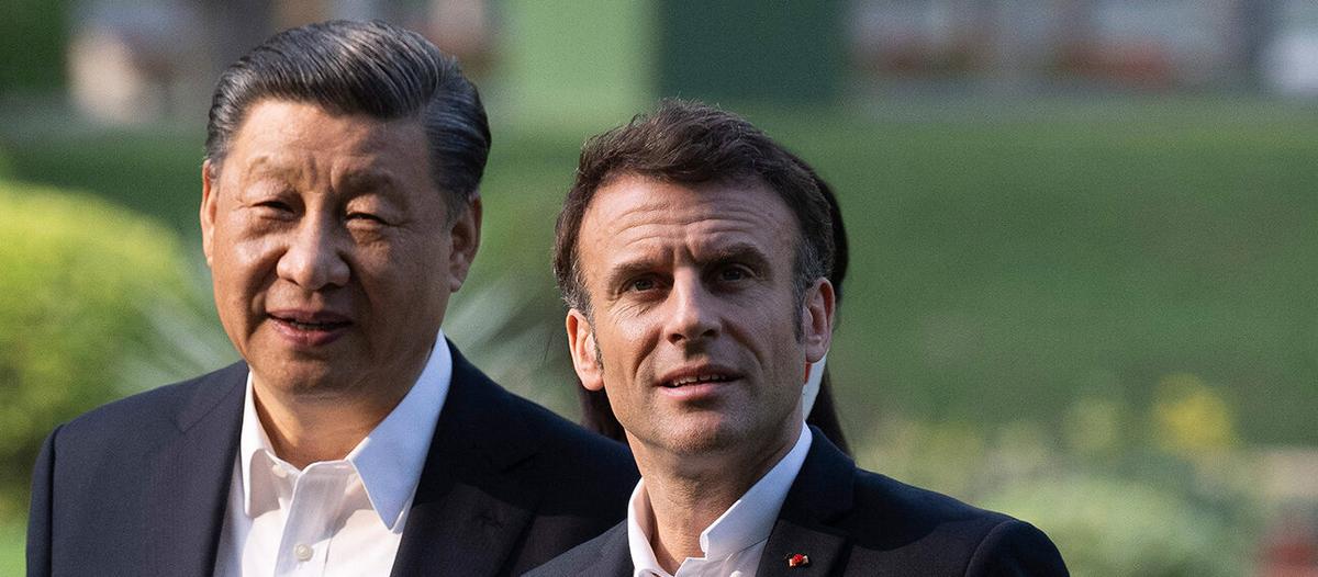 Kinas president Xi Jinping och Frankrikes president Emmanuel Macron på promenerad i trädgården i Guandong-provinsens guvernörsresidens i Guangzhou, Kina, i fredags. Foto: TT