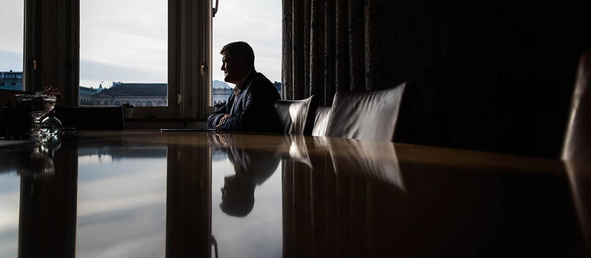 Ilija Batljan på kontoret på Strandvägen. Foto: TT
