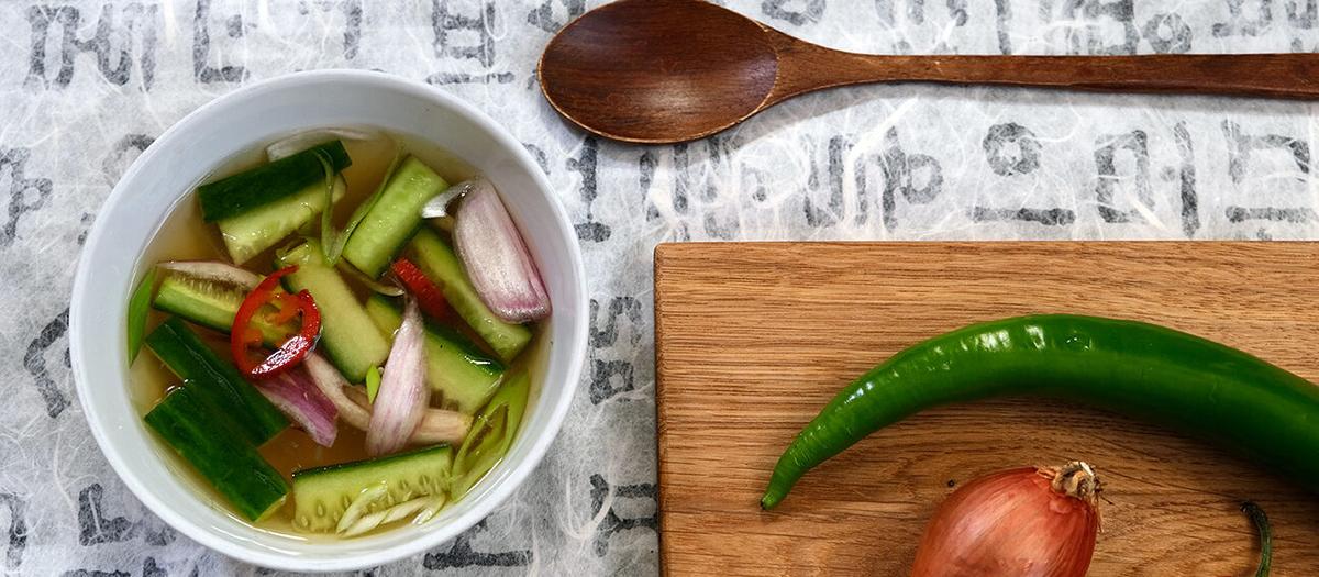 Få saker ger sådan lustfylld lindring som att släcka sin törst och mildra sin hetta med en kall soppa. Här bjuder Jens Linder på sina favoriter när det kommer till kalla soppor. Foto: Jens Linder