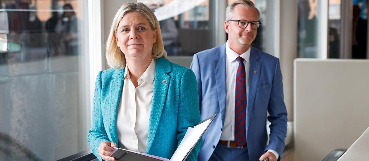 Socialdemokraternas partiledare Magdalena Andersson (S,) och finanspolitiska talesperson Mikael Damberg (S) i samband med en pressträff om det ekonomiska läget. Foto: TT