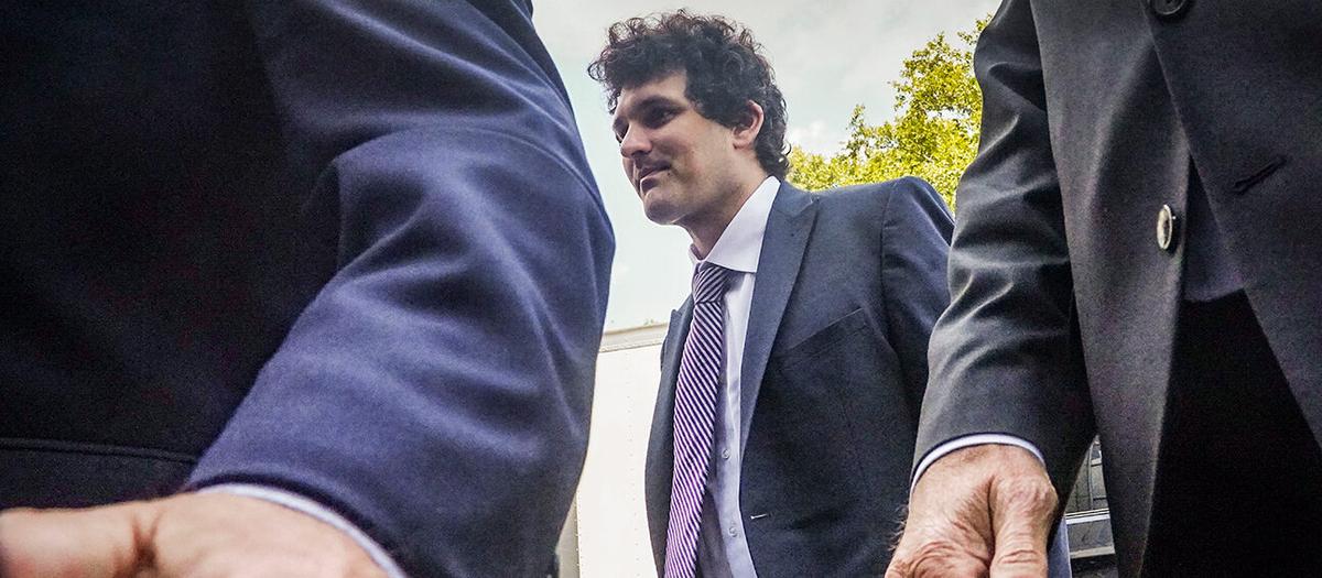 FTX-grundaren Sam Bankman-Fried anländer till Manhattans federala domstol i New York. York. Foto: TT