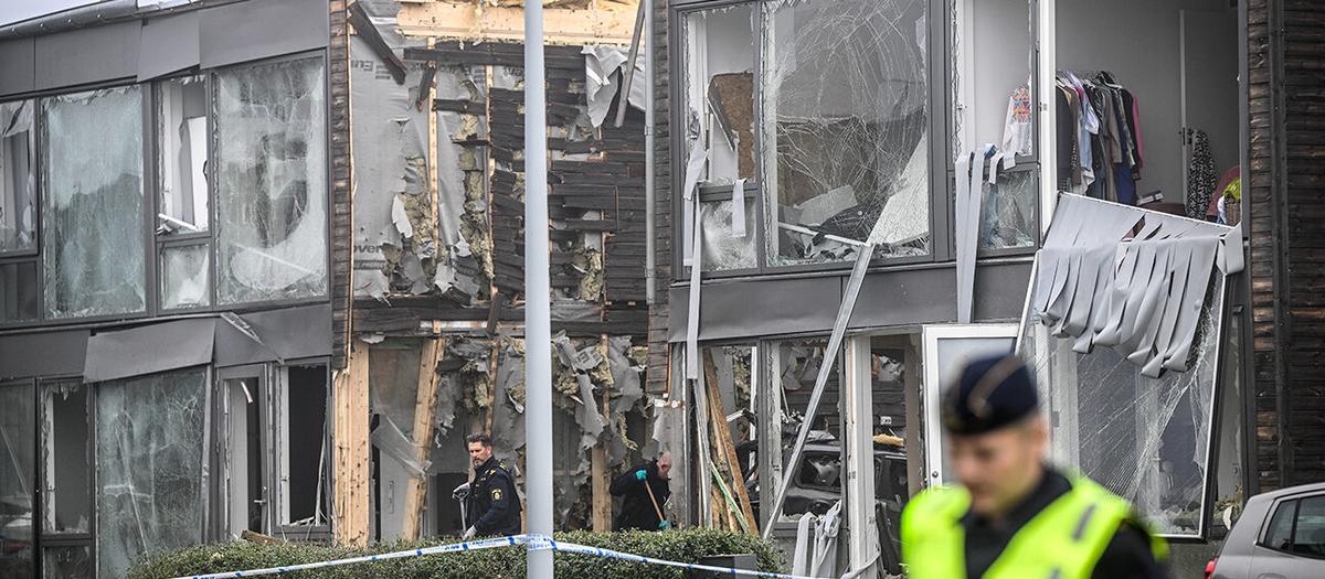 En kraftig explosion inträffade tidigt på torsdagsmorgonen i Fullerö vid Storvreta utanför Uppsala. En kvinna i 25-årsåldern har dött i samband med händelsen. Foto: TT