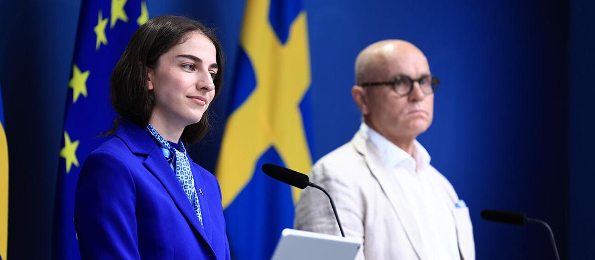 Klimat- och miljöminister Romina Pourmokhtari (L) och John Hassler, professor i nationalekonomi under pressträff om konsekvenser av EU:s klimatpaket. Foto: TT