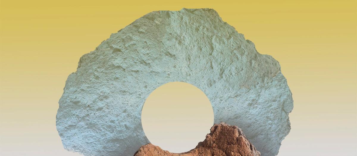 Ugnsvägg med blästhål, rester efter ugnen/ugnschaktet där järnet framställdes med hål där luften pumpades in i ugnen