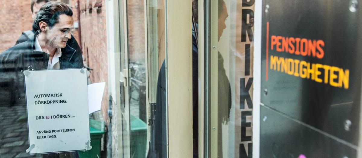 Bild från arkivet: Alexander Ernstberger, vd Allra, på väg till Pensionsmyndigheten den 14 februari 2017 som dagen innan hade beslutat om köpstopp för förvaltarens fyra fonder inom premiepensionen. Foto: TT