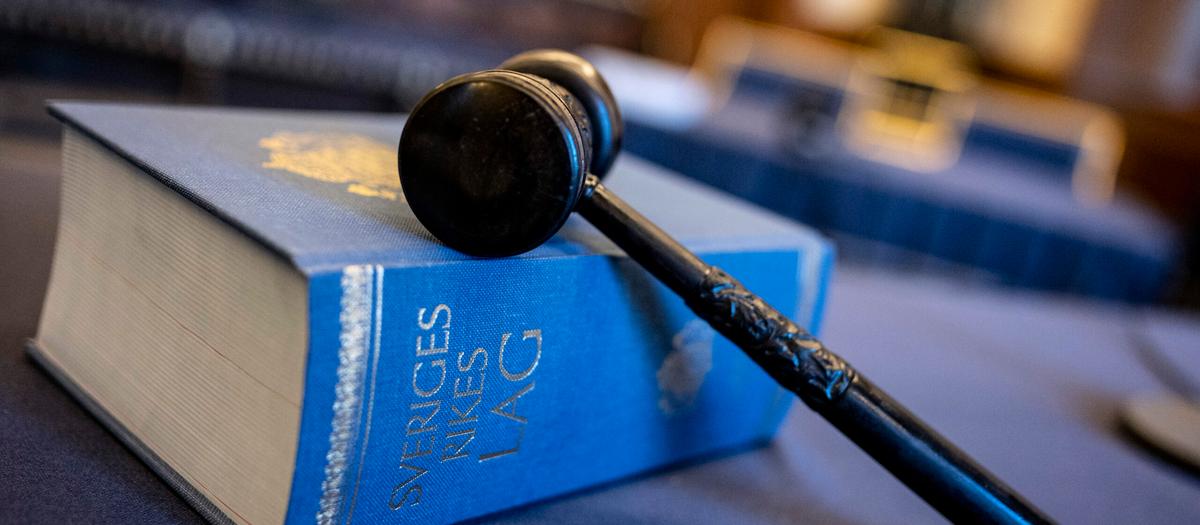 Åklagare åtalas misstänkt för läckt information