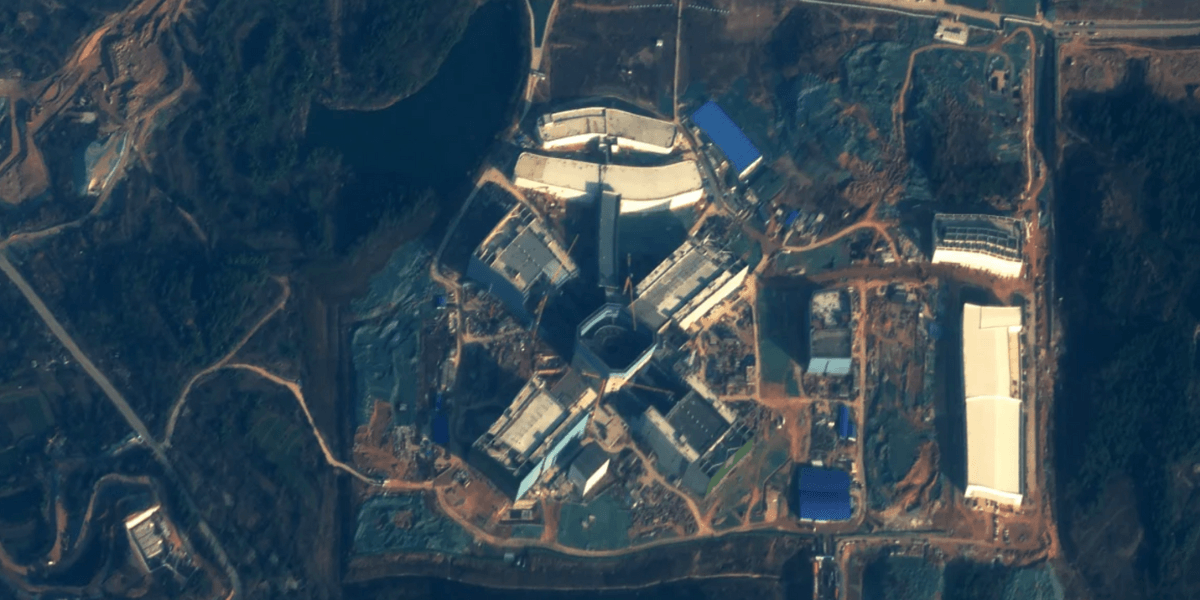 Den gigantiska X-formade byggnaden i Kina upptäcktes av en satellit. (Bild: Planet Labs PBC)