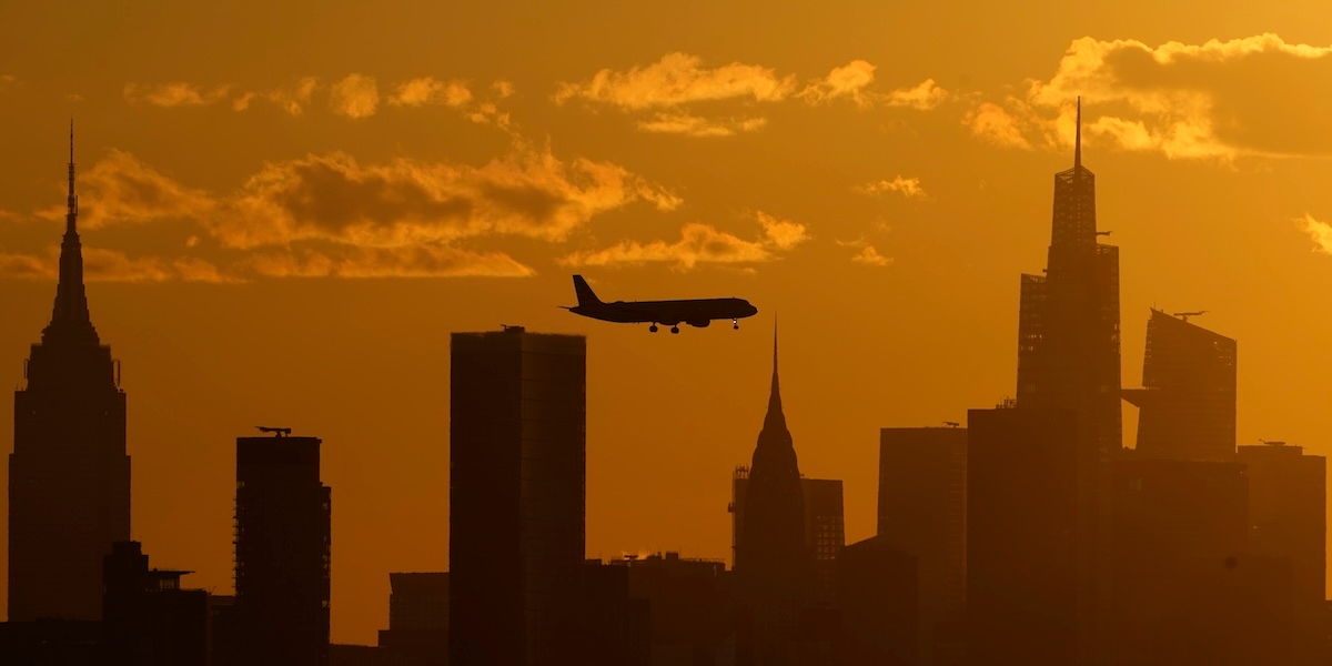 Flygplan över Manhattans skyline symboliserar finanselitens flytt från New York.