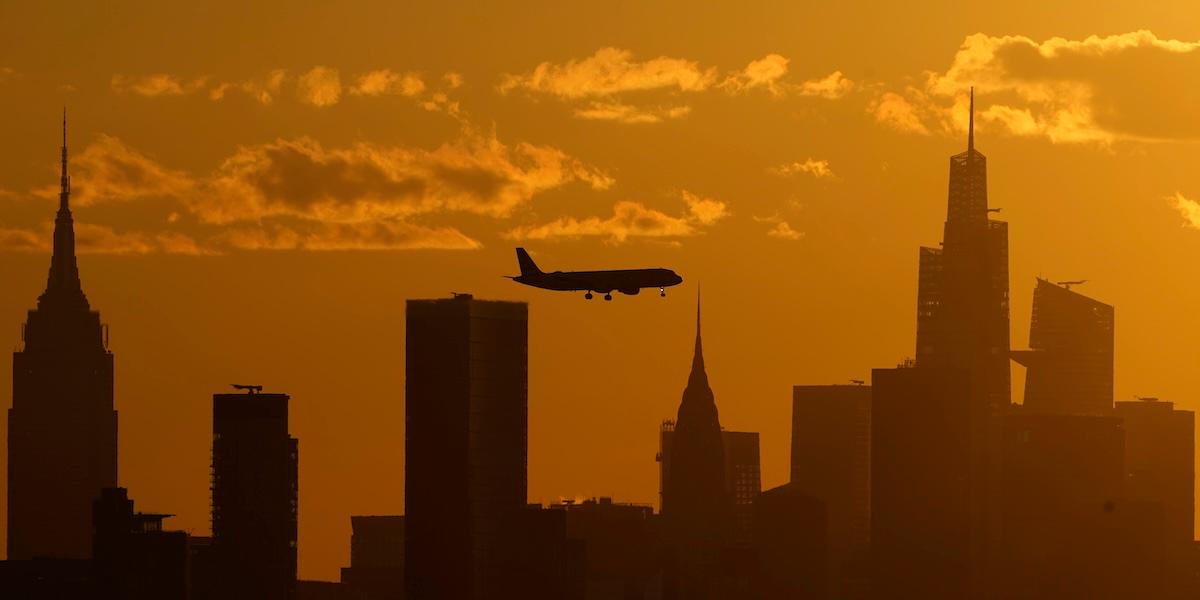 Flygplan över Manhattans skyline symboliserar finanselitens flytt från New York.