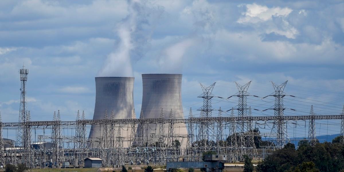I Australien har pensionsfonderna svårt att fasa ut fossila källor som kol. Här syns ett kraftverk som eldas med just kol utanför Sydney.