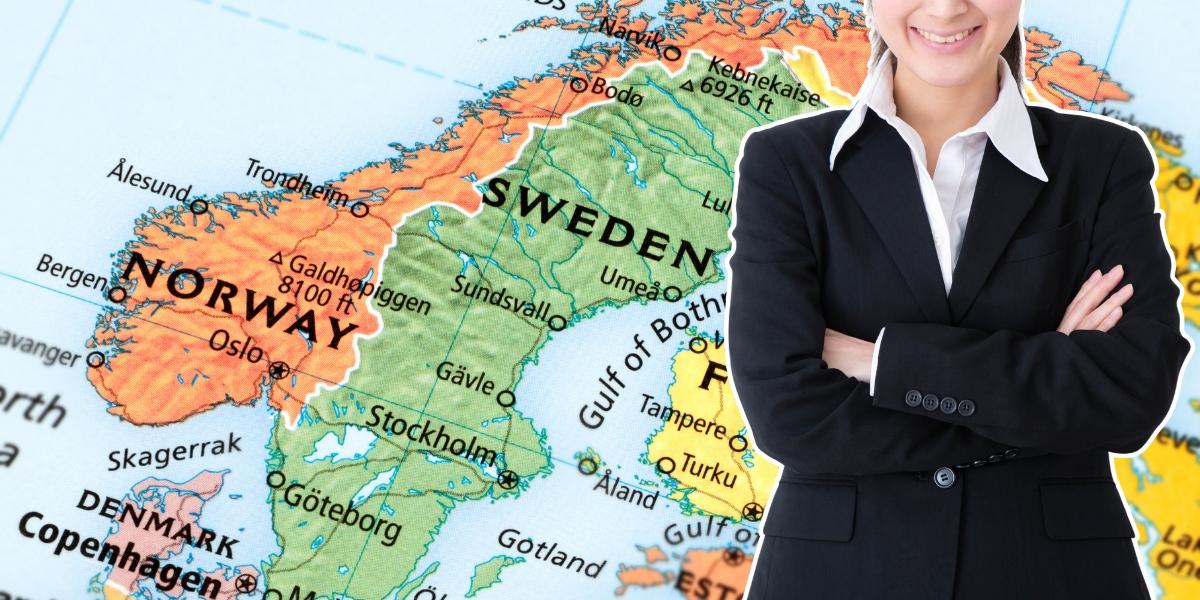 Affärskvinna framför karta över Skandinavien med Norge, Sverige och Danmark