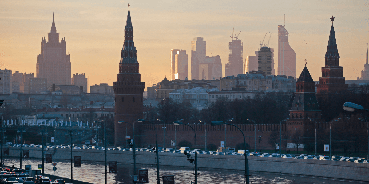 Direktiven från Kreml är solklara. Skattehöjningarna i Ryssland ska skyllas på väst och får absolut inte nämnas i samband med president Putin. (Foto: Mikhail Metzel / AP / TT)