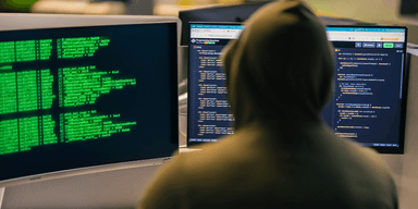 Att jobba på goda sidan men nyttja kunskapen för att gå över på den onda sidan är svagt. (Foto: Julio Lopez on Unsplash)