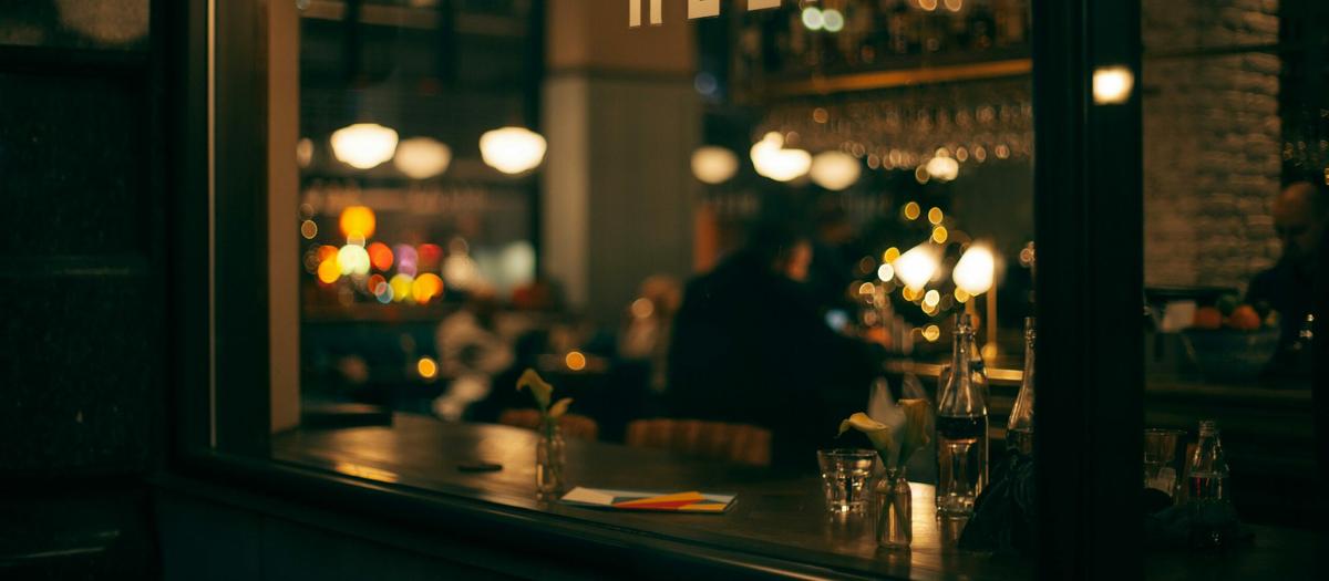 Svensk ekonomi krymper – tungt för hotell och restaurang